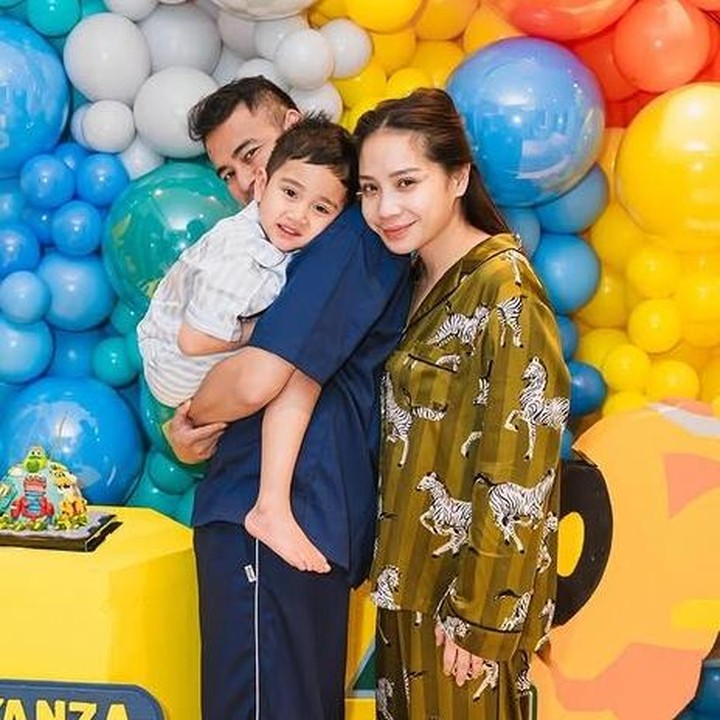 <p>Nagita &amp; Raffi pun tak ingin melewatkan momen ulang tahun sang anak. Mereka memberikan kejutan spesial berupa kue ulang tahun lengkap dengan dekorasi meriah yang bertemakan karakter film <em>GoGo Dino</em>, Bunda. (Foto: Instagram @raffinagita1717)</p>