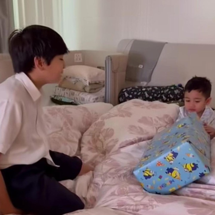 <p>Di hari spesial Rayyanza, sang kakak, Rafathar Malik Ahmad, memberikan kado spesial dengan menghadiahkan mainan robot untuk adiknya. Momen manis ini pun dibagikan langsung lewat Instagram <em>@tercipungcipung</em>. "Terimakasih Aa kadonya. Ajja seneeeng bagetttt!! Pemirsaa Ajja ulang tahun lohhh yang ke 4!!!" tulisnya. (Foto: Instagram @tercipungcipung)</p>