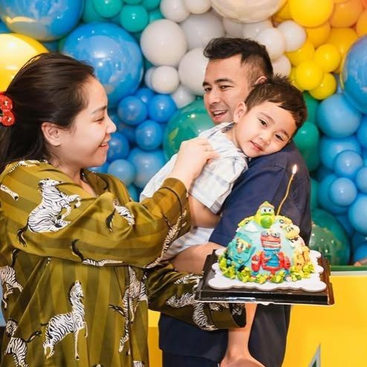 <p>Rayyanza yang terlihat baru bangun tidur itu tampak <em>happy</em> saat mendapat kejutan dari orang tuanya. Dalam unggahan tersebut, Nagita &amp; Raffi juga menuliskan pesan haru untuk putra mereka, Bunda. "Selamat Ulang Tahun 26 - 11 - 2025. "Rayyanza Malik Ahmad" - 4 Tahun. Setiap detik bersamamu adalah hadiah terindah yang Allah titipkan kepada Mama dan Papa. Di hari ulang tahunmu ini, kami hanya memohon satu hal, semoga hatimu selalu lembut, langkahmu selalu diberi cahaya, dan hidupmu selalu dipenuhi keberkahan," tuturnya menilik dari Instagram<em> @raffinagita1717</em>. (Foto: Instagram @raffinagita1717)</p>