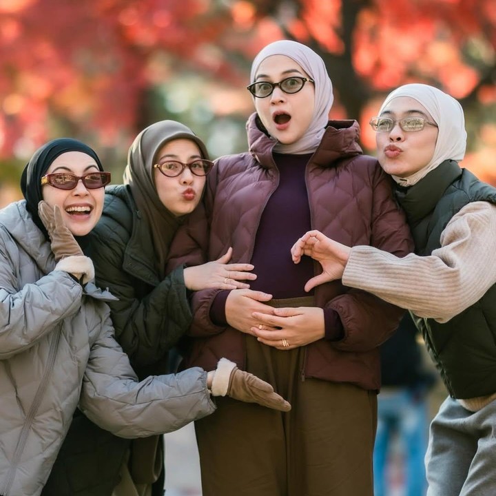 <p>Nina juga mengabadikan momen <em>maternity shoot</em> ini bersama ketiga sahabatnya. Ketiganya berpose lucu seolah menunjuk ke <em>baby bump</em> kehamilan Nina. "<em>Masyaa Allah</em>, <em>maternity photoshoot with your besties in Seoul</em>, makasih @rufusazarya sudah mengabadikan momen kita. Semoga kita semua sehat dan selalu dalam perlindungan Allah SWT. <em>Alhamdulillah</em> #SouthKorea #Maternity #Photoshoot #Ranayu," tulis Nina. (Foto: Instagram @ninazatulini22)</p>