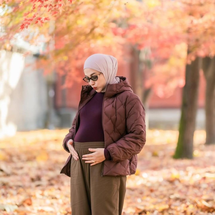 <p>Saat berada di Seoul, Korea Selatan, Nina menyempatkan diri untuk mengabadikan momen dalam <em>maternity shoot</em>. Nina berpose memamerkan <em>baby bump</em> kehamilannya yang sudah terlihat besar. (Foto: Instagram @ninazatulini22)</p>
