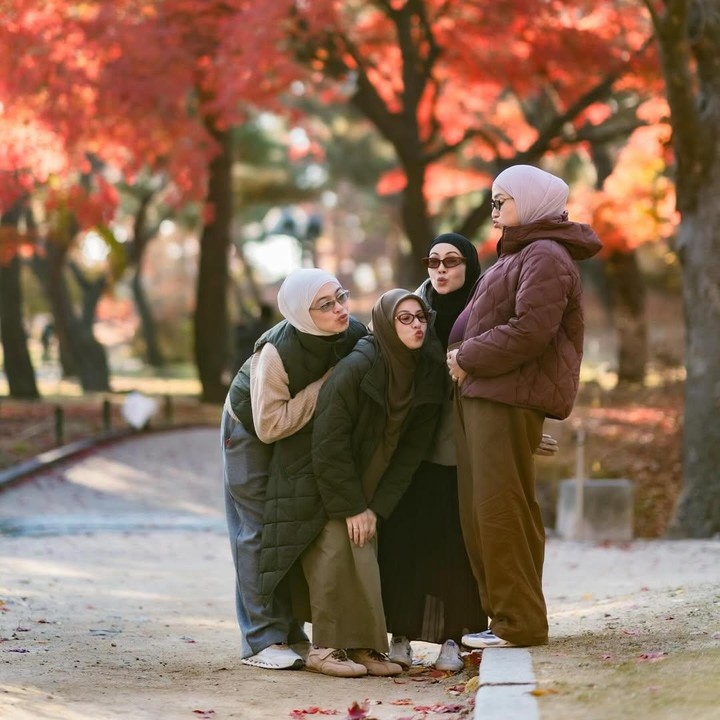 <p>Unggahan ini turut dikomentari Dian Ayu dan Ratna Galih. Keduanya mengungkap rasa bahagia karena bisa ikut dalam maternity shoot sang sahabat. "Sehat utunkuuuu," tulis Dian Ayu. "<em>Luvvvv</em> deh, mendadak foro maternity yah&hellip;. @rufusazarya terbaik emang ah a&hellip;. Cing sehat sehat nya a, mugi2 sukses selalu&hellip; eaaak nina roaming," ungkap Ratna Galih. (Foto: Instagram @ninazatulini22)</p>