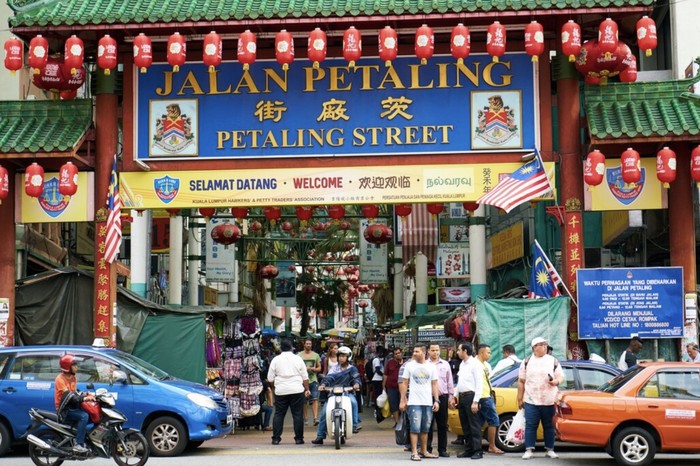 Islandia dan Malaysia berhasil menduduki posisi ke-10 paspor terkuat di dunia dengan akses 181 negara bebas visa. / Foto: Freepik.com/freestockcenter