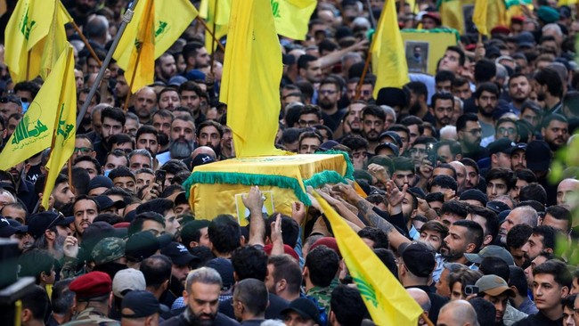 Ribuan pelayat di Lebanon menghadiri pemakaman pejabat militer Hizbullah, Haytham Ali Tabtabai yang tewas imbas serangan Israel.