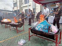 Kejari Tulungagung Musnahkan 80 Ribu Butir Dextrometorfan dan BB Lainnya