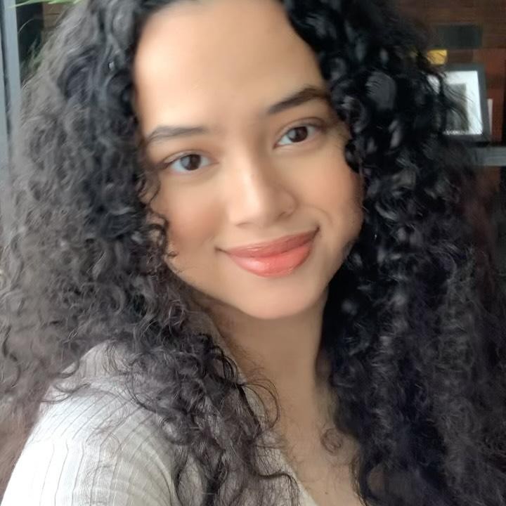 <p>Netizen juga tampaknya setuju soal 'pregnany glow' yang dialami Wizzy di kehamilan keduanya ini. Beberapa di antaranya menuliskan komentar positif di unggahan sang penyanyi. "Tambah cantik," tulis akun @ra***. "Wajah tetap <em>glowing</em> seperti gadis," ujar @sa***. "Mitos kalau <em>inner beauty</em> bumil lebih terpancar memang nyata," ungkap @ha***. (Foto: Instagram @wizzyofficial_)</p>