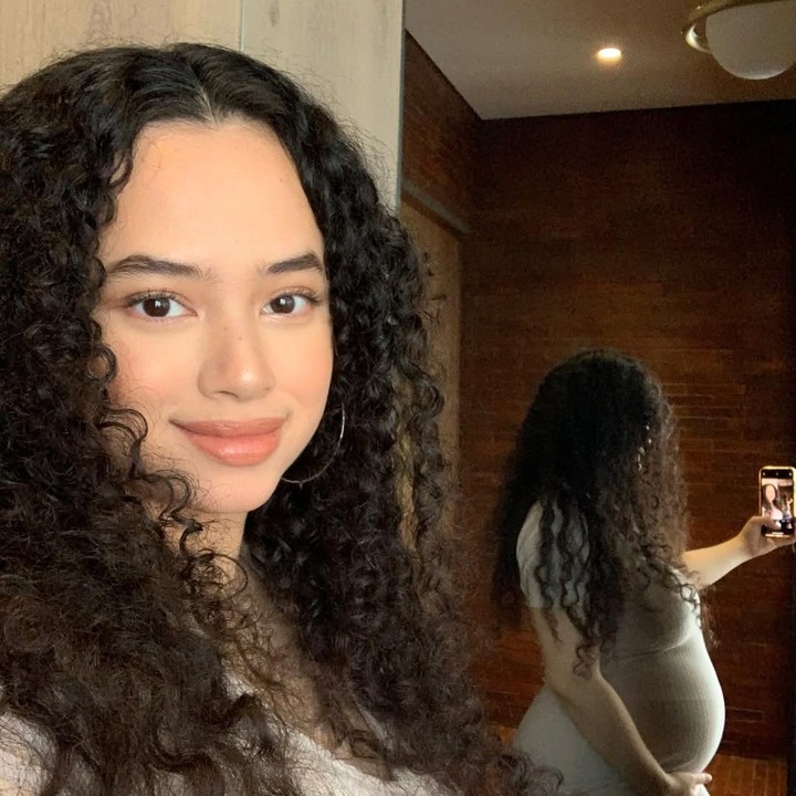 <p>Wizzy saat ini sedang hamil anak kedua. Usia kandungan Wizzy sudah memasuki trimester tiga atau tujuh bulan. Melalui unggahan di Instagram, Wizzy baru-baru ini membagikan potret kehamilan dan <em>baby bump</em>-nya yang mulai besar. (Foto: Instagram @wizzyofficial_)</p>