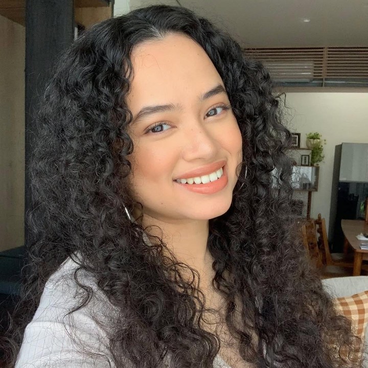 <p>Memasuki trimester akhir kehamilan, Wizzy terlihat makin <em>glowing</em>. Perempuan 31 tahun ino tampaknya mengakui bahwa ia memang mengalami 'pregnancy glow'. Hal ini diungkapnya melalui caption dalam unggahan. "<em>A 7-month pregnancy glow&hellip; just a gentle, grateful one</em>," tulisnya. (Foto: Instagram @wizzyofficial_)</p>