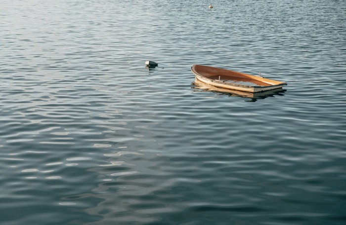 Perahu dapat tersambar petir, apalagi jika perahu tidak memiliki sistem perlindungan petir./ Foto: Freepik.com/wirestock