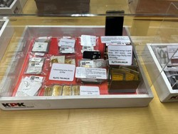 KPK Lelang Bundling Paket 25 Keping Emas dan HP Samsung Rp 633 Juta