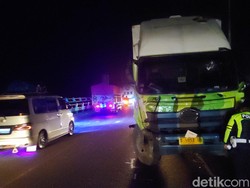 Truk Tronton Adu Banteng dengan Angkot di Jembatan Rajamandala, 3 Tewas