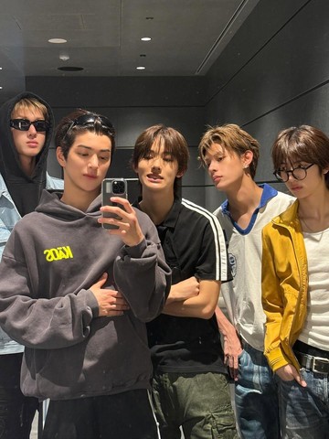 5 Gaya Mirror Selfie ala CORTIS yang Bisa Kamu Tiru, Gen Z Coded!