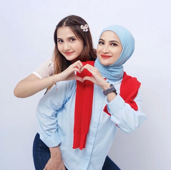 <p>Seperti terlihat pada salah satu potretnya di Instagram, Maureen tampak berpose manis bersama Natalie Sarah. Enggak heran kalau banyak yang bilang Maureen ini <em>copy-paste</em> banget sama sang Bunda. (Foto: Instagram @natalie_sarahs)</p>