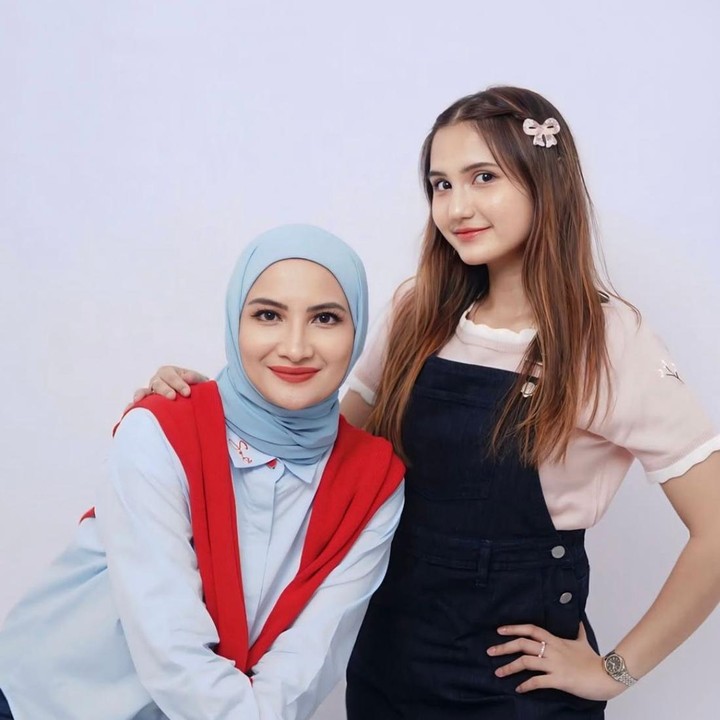 <p>Putri sulung Natalie Sarah, Nadiva Maureen atau yang akrab disapa Maureen kini sudah beranjak dewasa. Bagi Bunda yang belum mengenalnya, Maureen ialah&nbsp;putri Natalie dari pernikahan pertamanya dengan Dian Rahmat Ginanjar. (Foto: Instagram @natalie_sarahs)</p>