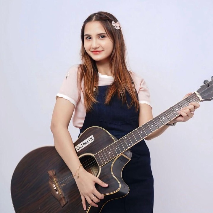 <p>Menilik dari unggahan yang sama, Natalie membagikan potret Maureen saat memegang gitar, Bunda. Sebelumnya, Maureen diketahui memiliki bakat menyanyi dan ia pun tak jarang memperlihatkan kemampuan bernyanyinya di Instagram. (Foto: Instagram @natalie_sarahs)</p>