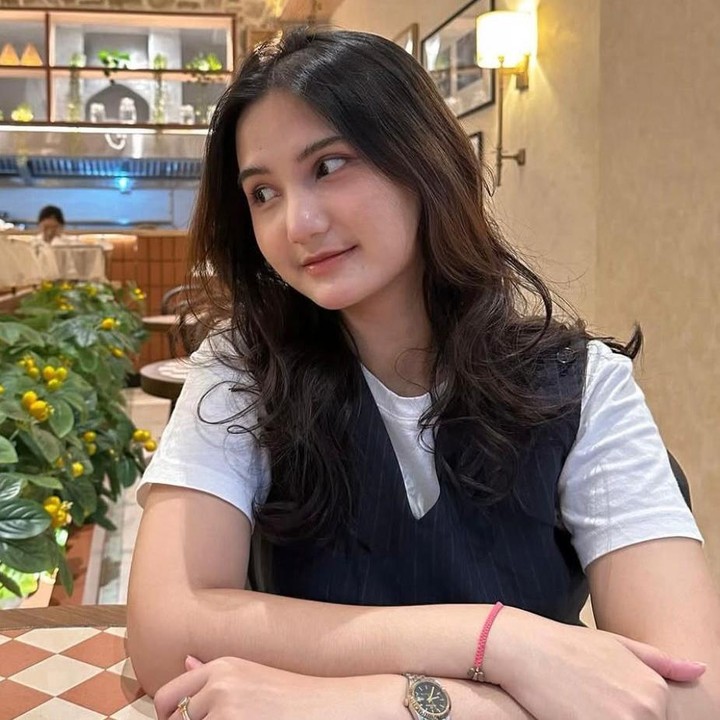 <p>Kecantikan Maureen sering menarik perhatian warganet, Bunda. Bahkan, ada yang mengatakan kalau Maureen ini terlihat seperti adik dari Natalie Sarah. "Ini adeknya kak <em>@natalie_sarah</em>," kata <em>@ng****.</em> "<em>Mini</em>-nya mamih Natalie sama cantiknya <em>masyallah</em>," tulis <em>@34i****</em>. "<em>Mashaa Allah</em>..kenapa sih kamu cantik pakai banget," tambah <em>@arr***</em>*. (Foto: Instagram @maureenbboo_)</p>