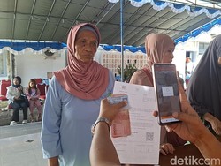 BLTS Rp 900 Ribu Cair, Warga Mataram Antre di Kantor Pos Sejak Pukul 6 Pagi