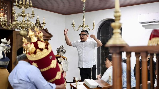 Rabbi Yahudi asal Indonesia, Yaakov Baruch, membeberkan cerita sempat mendapat tawaran untuk tinggal di Israel, namun ia belum mau menerimanya.