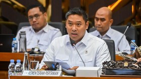 Wakil Menteri Pertanian Sudaryono memberikan paparan saat rapat kerja dengan Badan Legislasi (Baleg) DPR di Kompleks Parlemen, Senayan, Jakarta, Rabu (26/11/2025). Rapat tersebut membahas penyusunan Rancangan Undang-Undang (RUU) tentang Komoditas Str