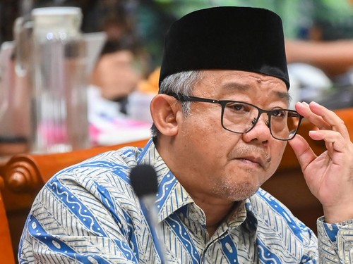 Menteri Pendidikan Dasar dan Menengah (Mendikdasmen) Abdul Mu'ti (kiri) mendengarkan pandangan fraksi saat rapat kerja dengan Komisi X DPR di Kompleks Parlemen, Senayan, Jakarta, Rabu (26/11/2025). Dalam rapat tersebut Abdul Mu'ti memaparkan hasil mo