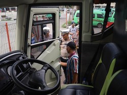 Polres Pelabuhan Tanjung Perak Gelar Ramp Check Bus dan Tes Urine Sopir
