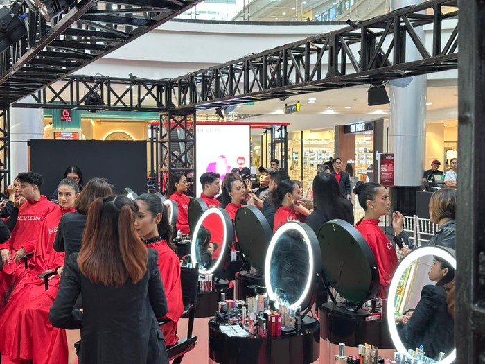 Revlon Indonesia menghadirkan Revlon Euphoria: Own The Stage, sebuah beauty and lifestyle experience yang merayakan confidence, authenticity, dan personal style yang menjadi identitas perempuan modern.