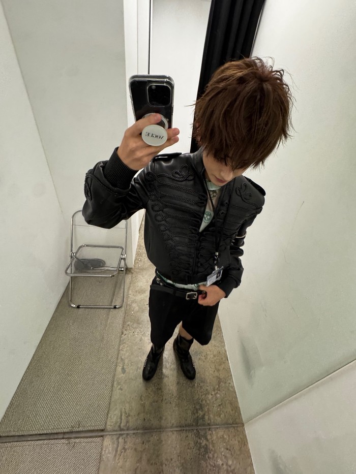 Seperti Generasi Z atau disingkat Gen Z pada umumnya, CORTIS pun aktif di media sosial. Nah, salah satu jenis konten yang tidak pernah gagal mencuri perhatian adalah mirror selfie kelima anggota boy grup itu. / Foto: weverse.io/cortis/feed
