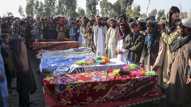 Rezim Taliban Afghanistan memaksa seorang anak berusia 13 tahun menembak mati seorang pria yang telah membunuh belasan anggota keluarganya.