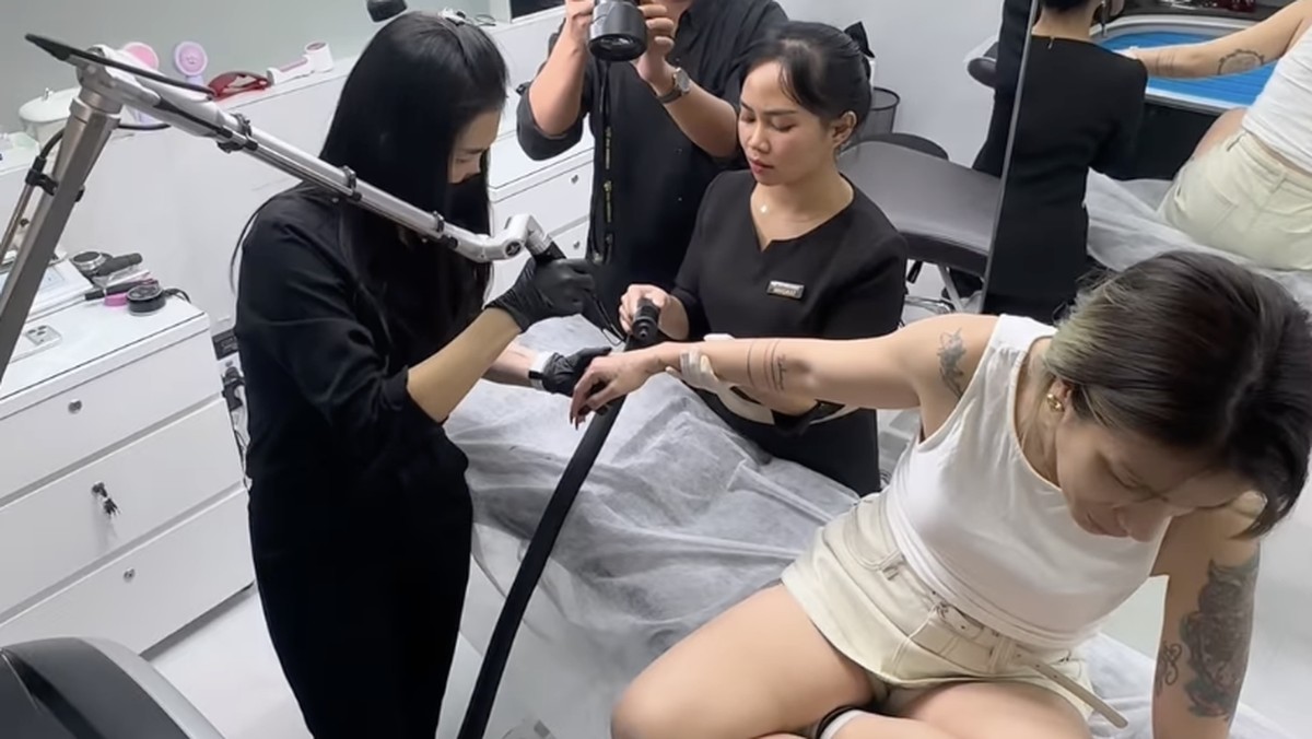 Momen ketika Sheila Marcia menahan sakit karena hapus tato&period;