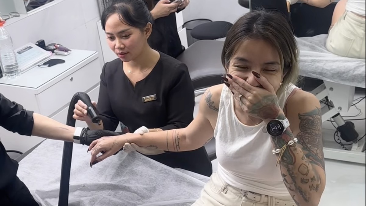 Momen ketika Sheila Marcia menahan sakit karena hapus tato&period;