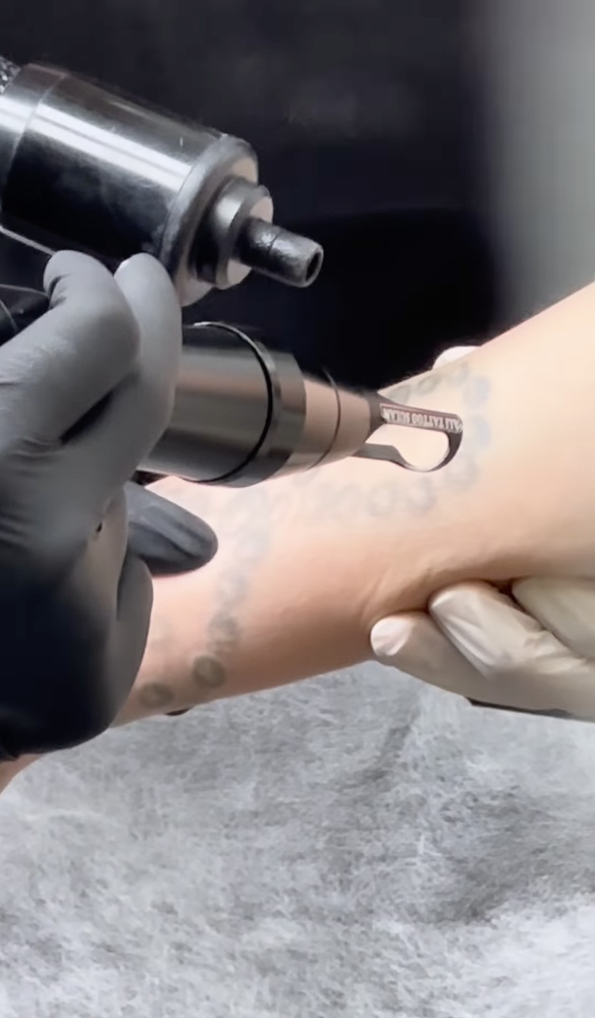 Momen ketika Sheila Marcia menahan sakit karena hapus tato&period;