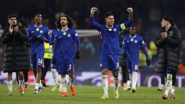 Chelsea yang mengalahkan Barcelona 3-0 di Liga Champions, naik ke posisi delapan besar klasemen sementara.