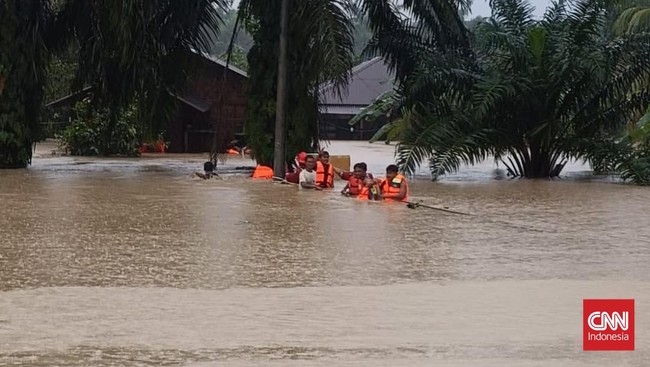Puluhan warga terjebak di kawasan hutan di Kelurahan Huta Nabolon dan Kelurahan Tukka, Sumut usai longsor dan banjir bandang memutus akses jalan wilayah itu.