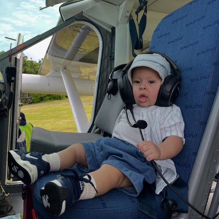 <p>Di potret lainnya, Nadine mengunggah momen saat sang putra duduk di kursi kemudi pesawat sambil memakai peralatan layaknya pilot. Perlu diketahui, Achilles adalah putra Nadine dari pernikahannya bersama Geoffrey Alain Gerald. Nadine pertama kali mengunggah potret putranya itu pada bulan Mei 2025. (Foto: Instagram @nadiepascal)</p>