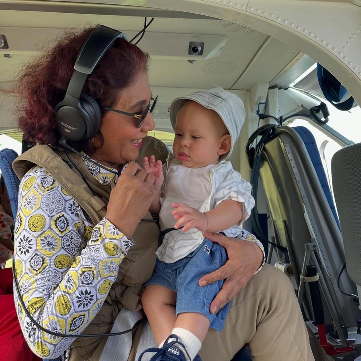 <p>Dalam unggahan di Instagram, Nadine membagikan momen saat anaknya yang disapa Achilles berada di pesawat menemani sang nenek. Susi terlihat begitu bahagia saat memangku cucunya yang blasteran itu. "Ketika foto keluarga terlihat seperti ini," tulis Nadin. (Foto: Instagram @nadiepascale)</p>