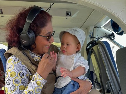 Bikin Gemas, Intip Momen Cucu Susi Pudjiastuti Menemani Sang Nenek di Pesawat