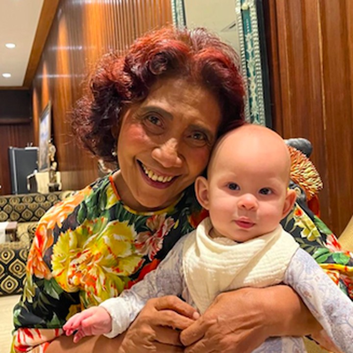 <p>Pengusaha dan Mantan Menteri Kelautan dan Perikanan Susi Pudjiastuti beberapa tahun ini tengah menikmati waktunya menjadi seorang nenek. Baru-baru ini, Susi membagikan potretnya saat menghabiskan waktu bersama cucu laki-lakinya yang menggemaskan. Cucu dari Susi ini merupakan anak dari sang putri Nadine Kaiser, Bunda. (Foto: Instagram @nadiepascale)</p>
