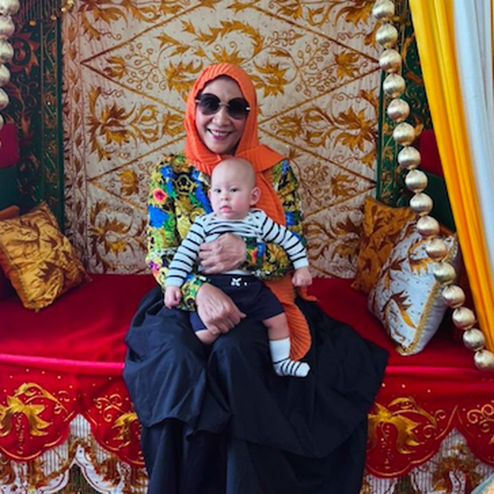 <p>Di potret lainnya, Susi terlihat mendekap Achilles dan berpose di tempat duduk berhias ornamen emas. Dalam unggahan ini, Nadine menyebut sang Bunda sebagai teman baik cucunya. "Kikito dan teman baiknya," tulis Nadine. (Foto: Instagram @nadiepascale)</p>