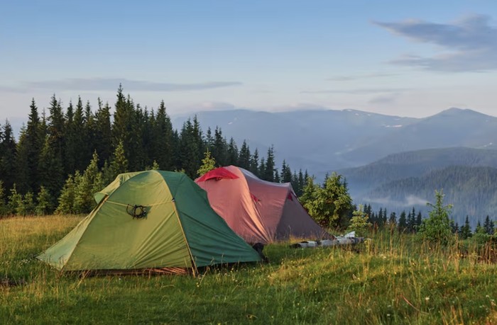 Tenda tidak dapat melindungi dari sambaran petir, jadi kamu tidak boleh berteduh di tenda saat hujan terjadi./ Foto: Freepik.com/standret