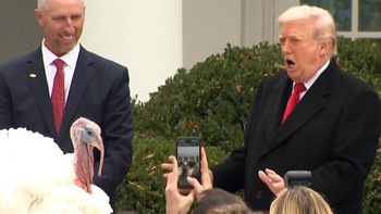 Momen Trump Beri Pengampunan Kalkun Thanksgiving di Gedung Putih