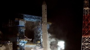 Detik-detik Roket Rusia Meluncur ke Orbit, Bawa Perangkat Militer