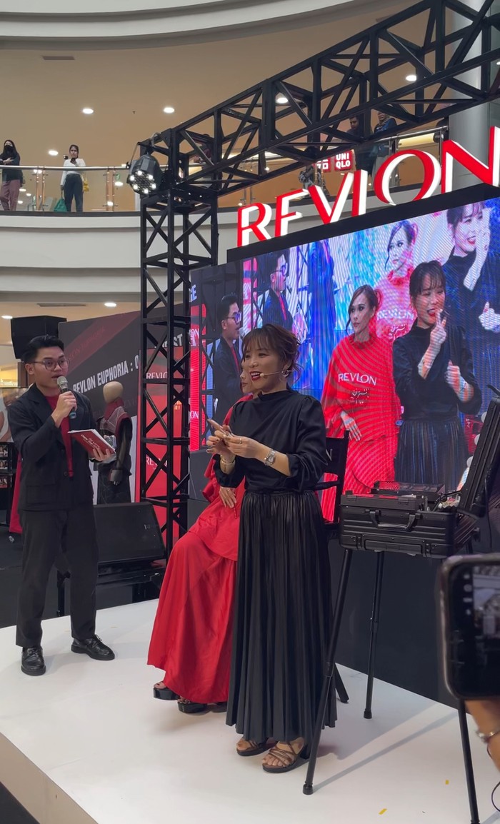 Menurut Profesional Makeup Artist Li Jing, tren makeup di 2026 akan fokus pada makeup yang ringan, kulit bisa 