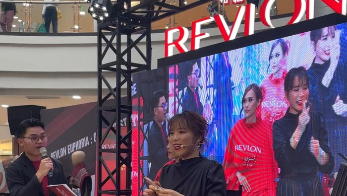 Menurut Profesional Makeup Artist Li Jing, tren makeup di 2026 akan fokus pada makeup yang ringan, kulit bisa 