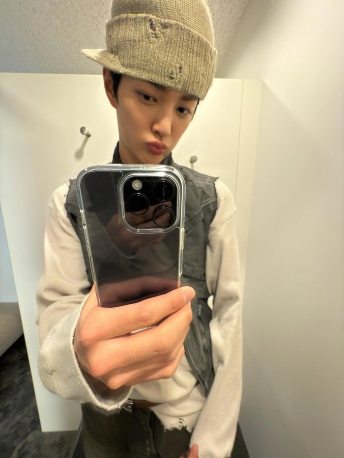 Unik dan fun, gaya swafoto cermin CORTIS kerap membuat COER (nama gandum resmi CORTIS) merasa terhibur. Selain itu, pose-pose mereka juga bisa kamu jadikan inspirasi terutama buat kamu yang ingin mencoba gaya baru. / Foto: instagram.com/cortis