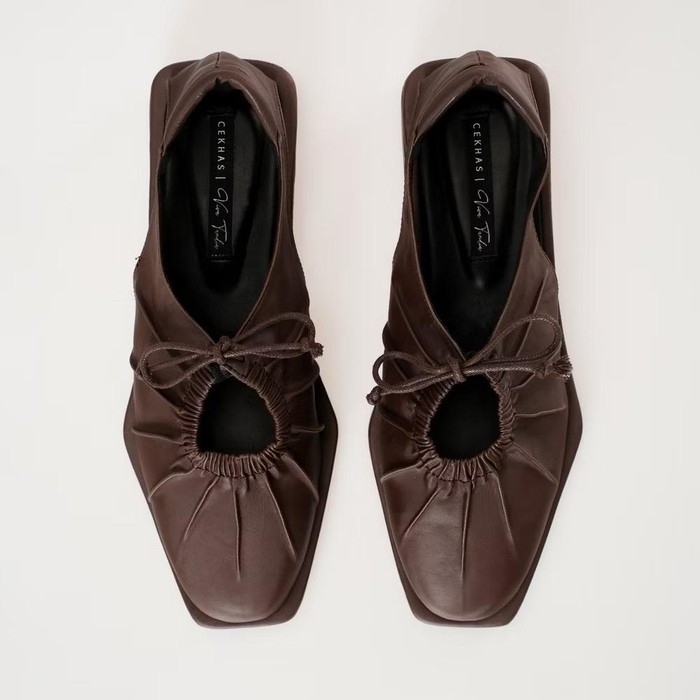 Brand lokal CEKHAS berkolaborasi dengan influencer Vira Tandia dalam koleksi Vexi Flat Shoes. Flat shoes ini terbuat dari Premium Syntethic Leather dengan detail Polyamide Wrinkle yang unik. Terdapat tali serut kecil yang diikat menjadi pita, membuat flat shoes ini memberikan kesan manis untuk melengkapi penampilanmu.