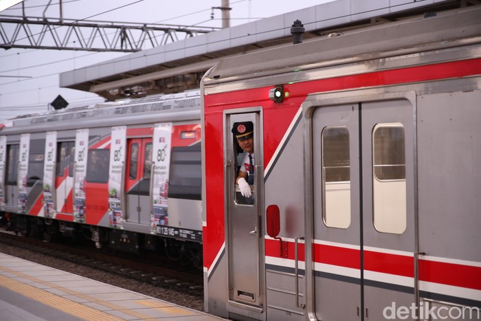 Wacana pengoperasian KRL selama 24 jam mulai mencuri perhatian publik, terutama warga yang kerap pulang larut malam. Banyak penumpang menilai layanan nonstop dapat menjadi solusi atas sulitnya mencari transportasi setelah jadwal kereta berakhir.