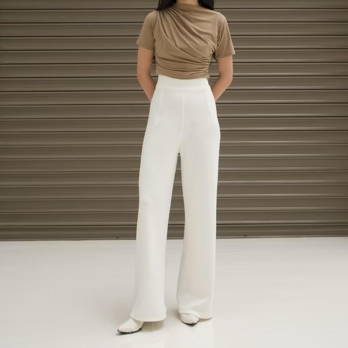 White Finn Long Pants dari brand AVGAL ini berpotongan high waist, sehingga bisa membuat kakimu terlihat lebih jenjang dan ramping. Materialnya terbuat dari Velvrene Stretch yang lembut dan memberikan kesan mewah.