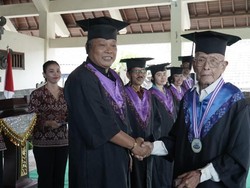 Belajar Tak Kenal Usia, 30 Lansia di Karangasem Diwisuda