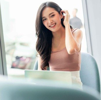 5 Zodiak yang Selalu Jadi Pusat Perhatian