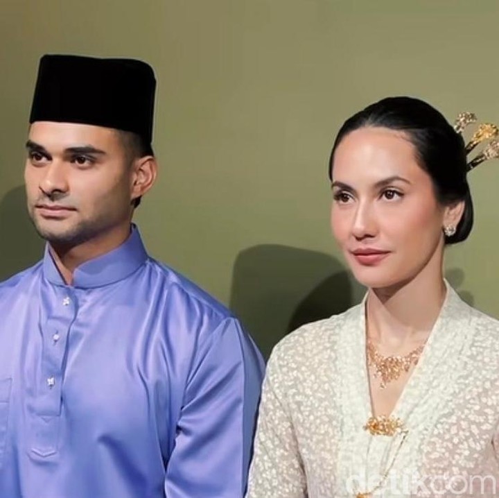 <p><em>Photoshoot</em> dilakukan untuk merayakan hari <em>anniversary</em> pernikahan Pevita dan suaminya, Bunda. Momen ini pun dibagikan langsung lewat unggahannya di Instagram. "<em>Anniversary photoshoot</em> pakai camera dari 1880. Ga sabar mau liat hasilnya," tulis Pevita. (Foto: Instagram @pevpearce)</p>